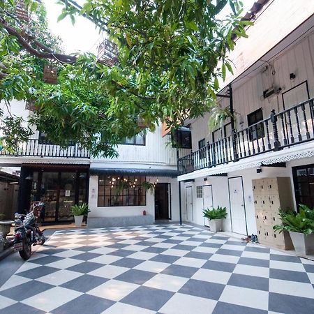 The Hidden House Hostel Bangkok Bagian luar foto