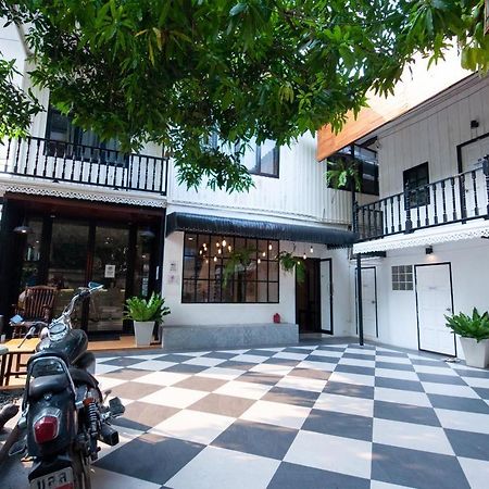The Hidden House Hostel Bangkok Bagian luar foto