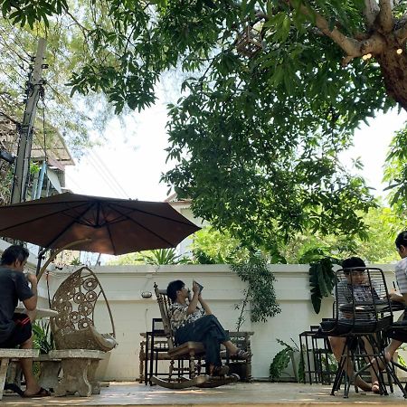 The Hidden House Hostel Bangkok Bagian luar foto