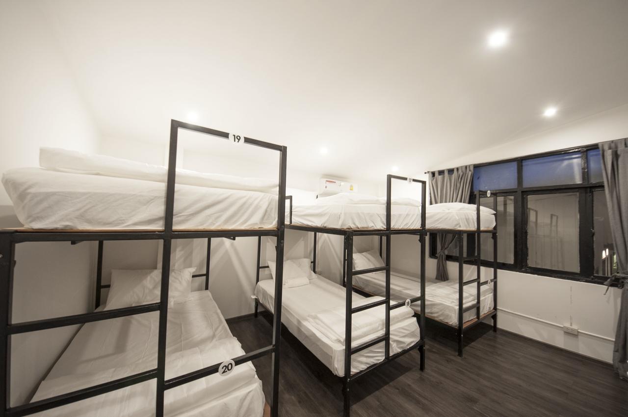 The Hidden House Hostel Bangkok Bagian luar foto