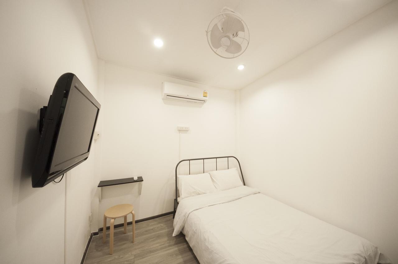 The Hidden House Hostel Bangkok Bagian luar foto
