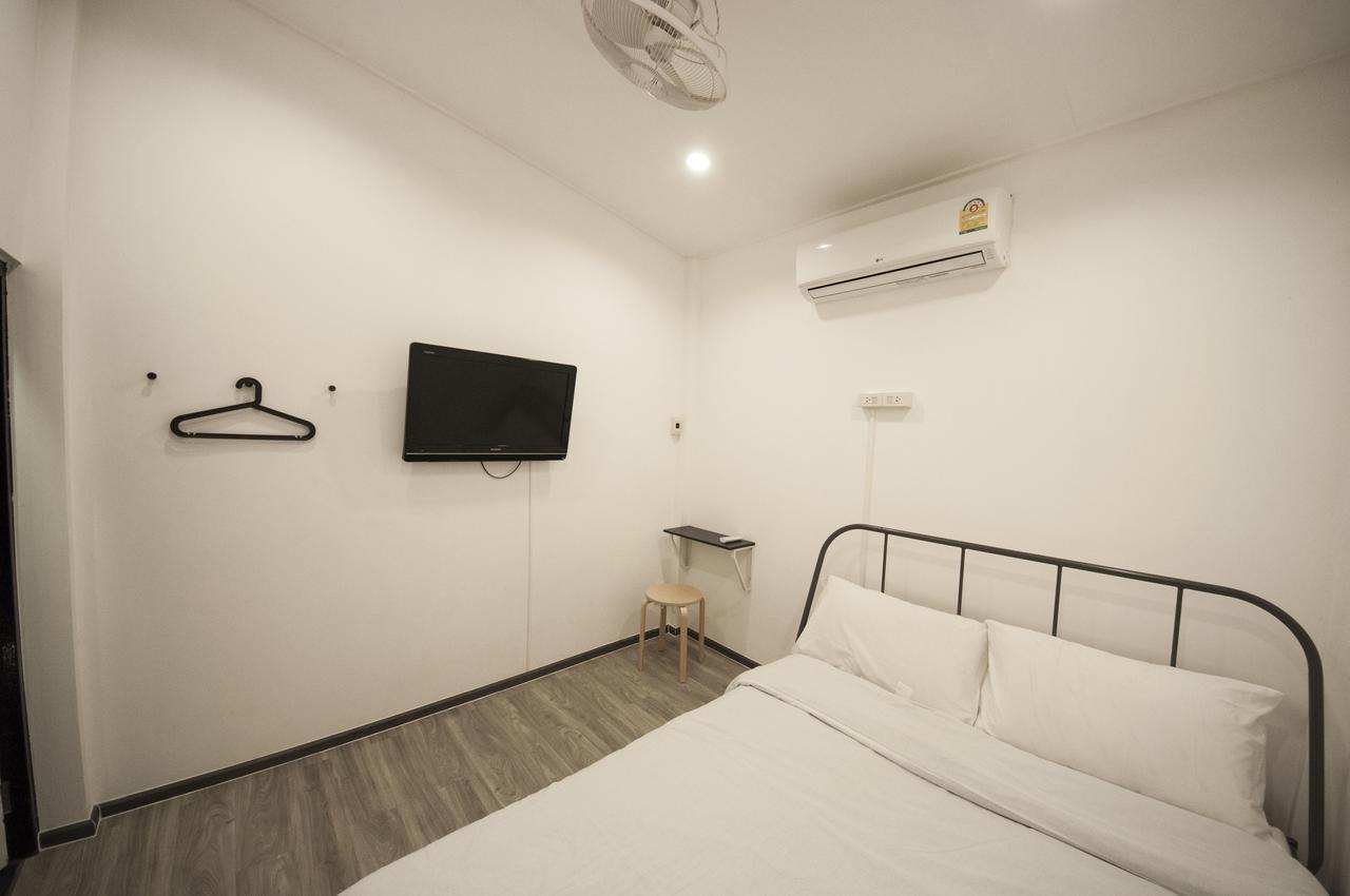 The Hidden House Hostel Bangkok Bagian luar foto