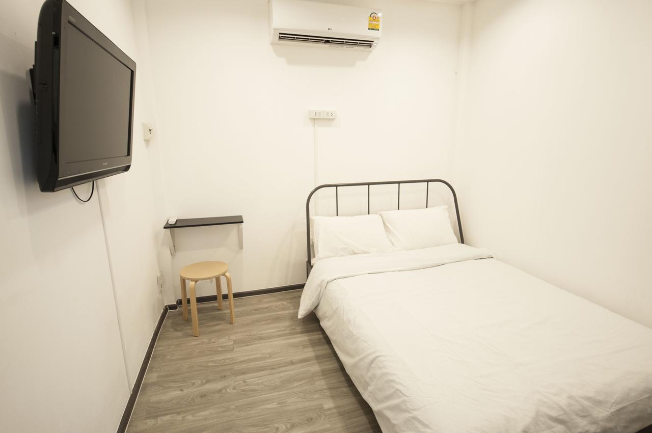 The Hidden House Hostel Bangkok Bagian luar foto