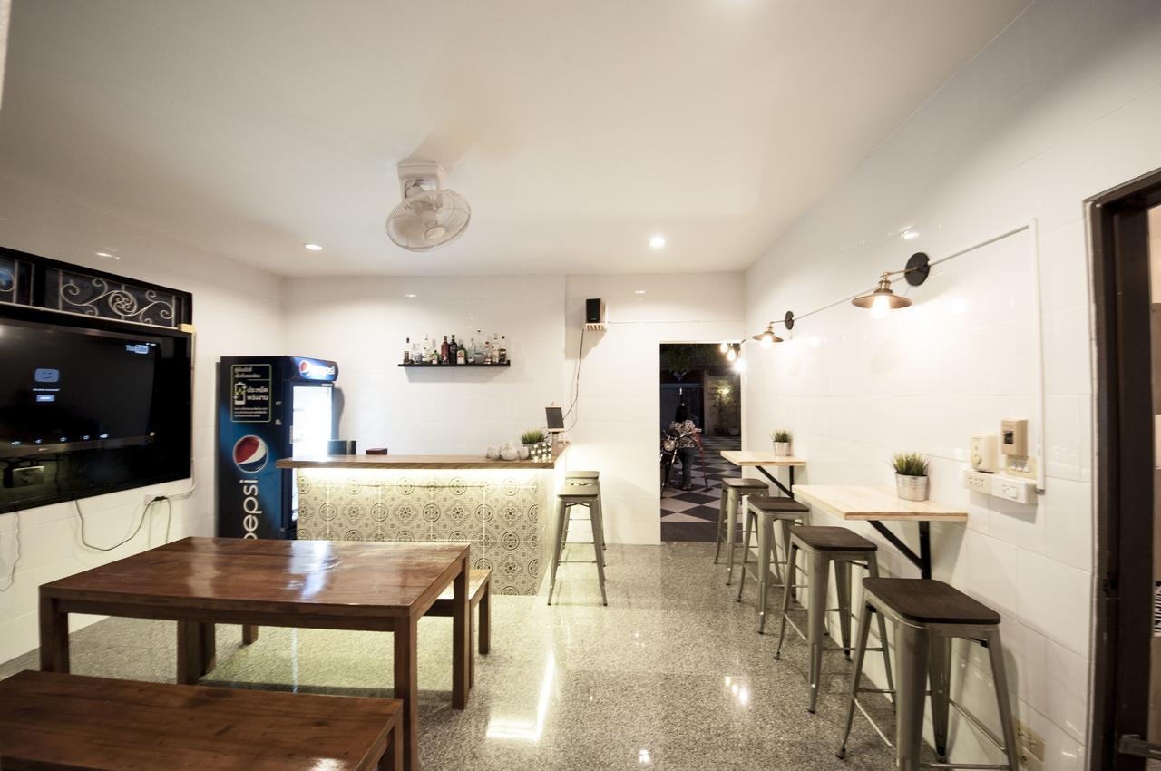 The Hidden House Hostel Bangkok Bagian luar foto