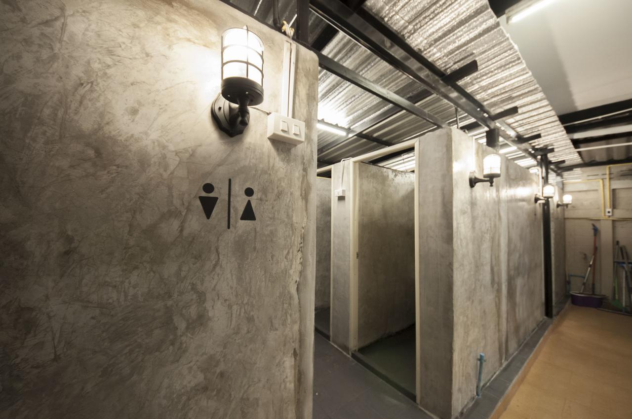 The Hidden House Hostel Bangkok Bagian luar foto