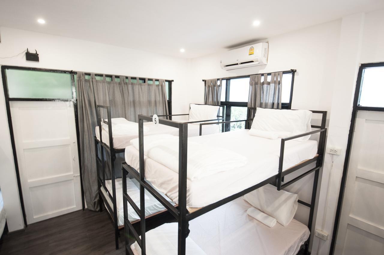 The Hidden House Hostel Bangkok Bagian luar foto