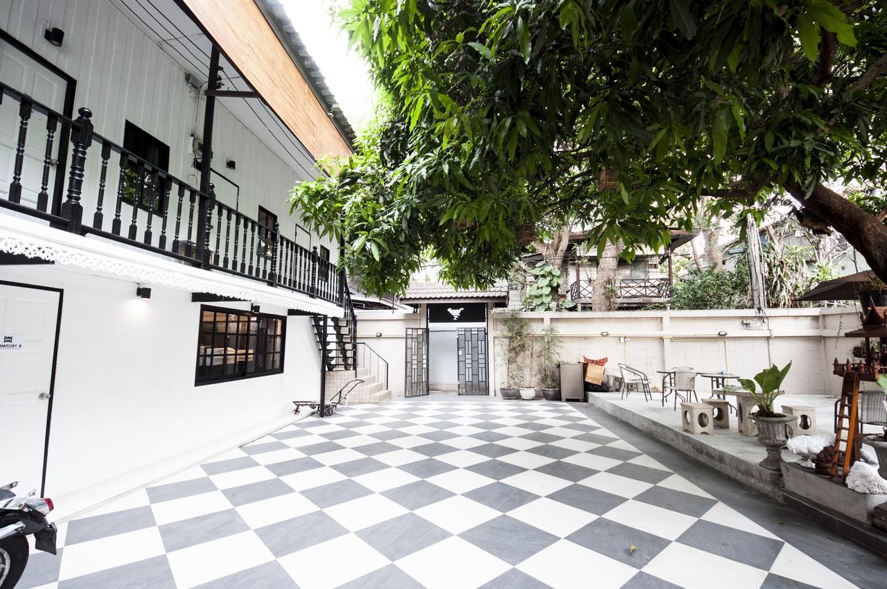 The Hidden House Hostel Bangkok Bagian luar foto