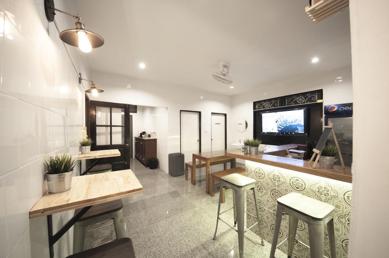 The Hidden House Hostel Bangkok Bagian luar foto