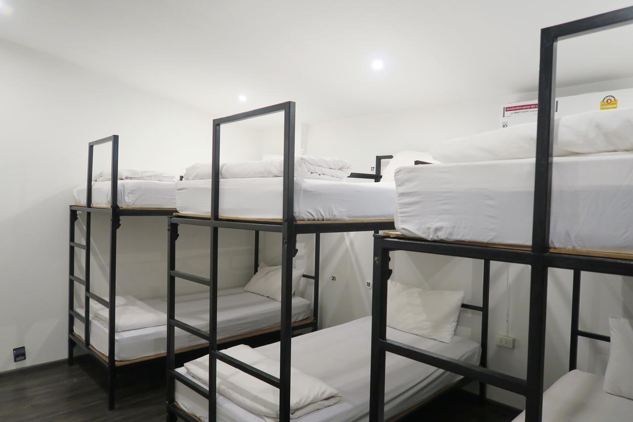 The Hidden House Hostel Bangkok Bagian luar foto