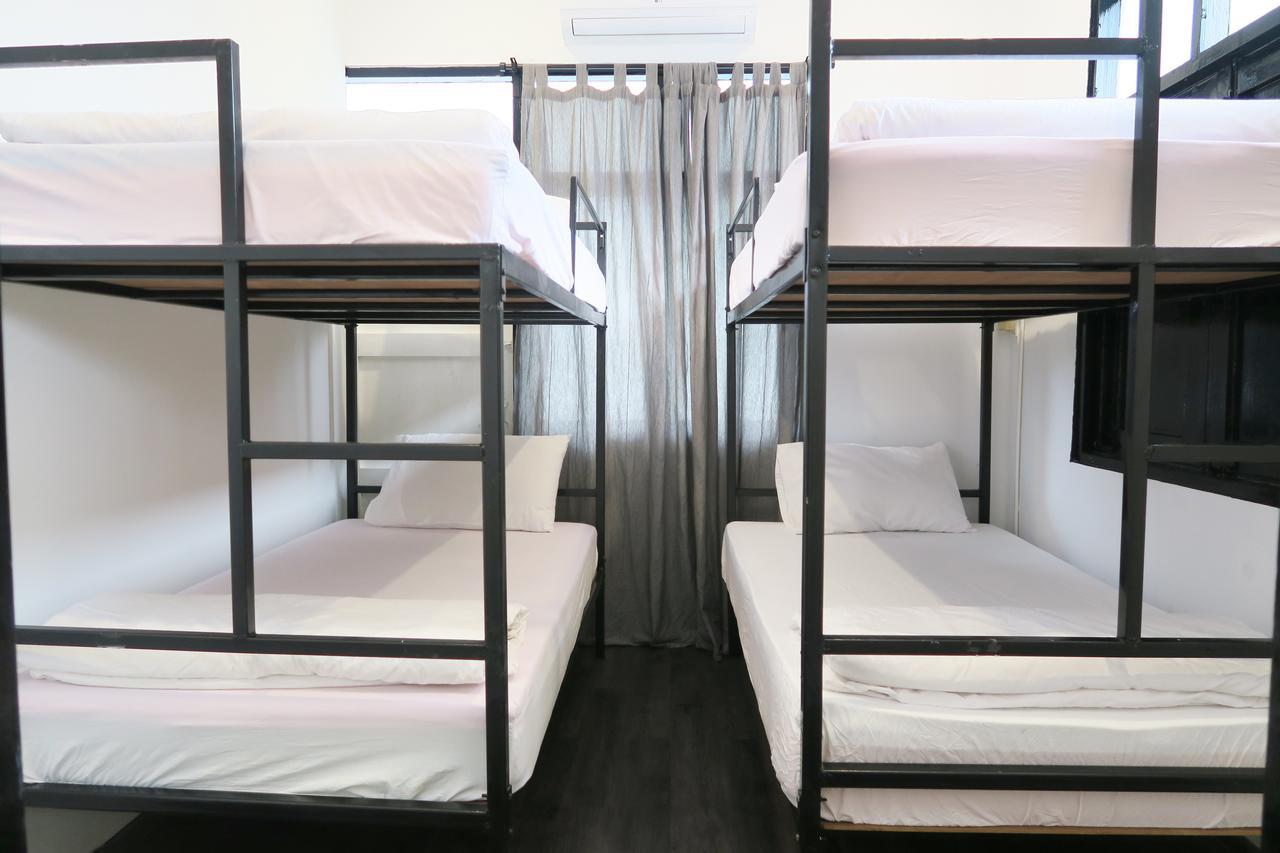 The Hidden House Hostel Bangkok Bagian luar foto