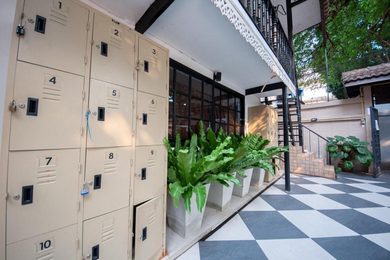 The Hidden House Hostel Bangkok Bagian luar foto