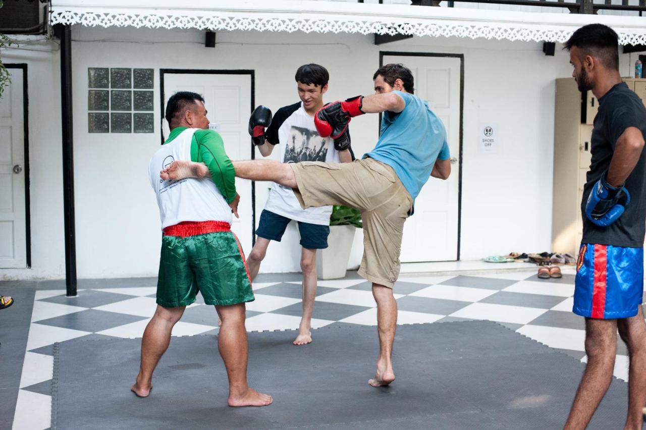 The Hidden House Hostel Bangkok Bagian luar foto