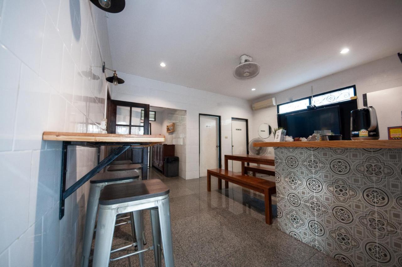 The Hidden House Hostel Bangkok Bagian luar foto