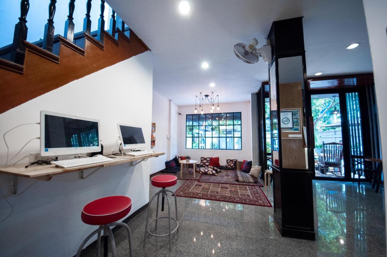 The Hidden House Hostel Bangkok Bagian luar foto