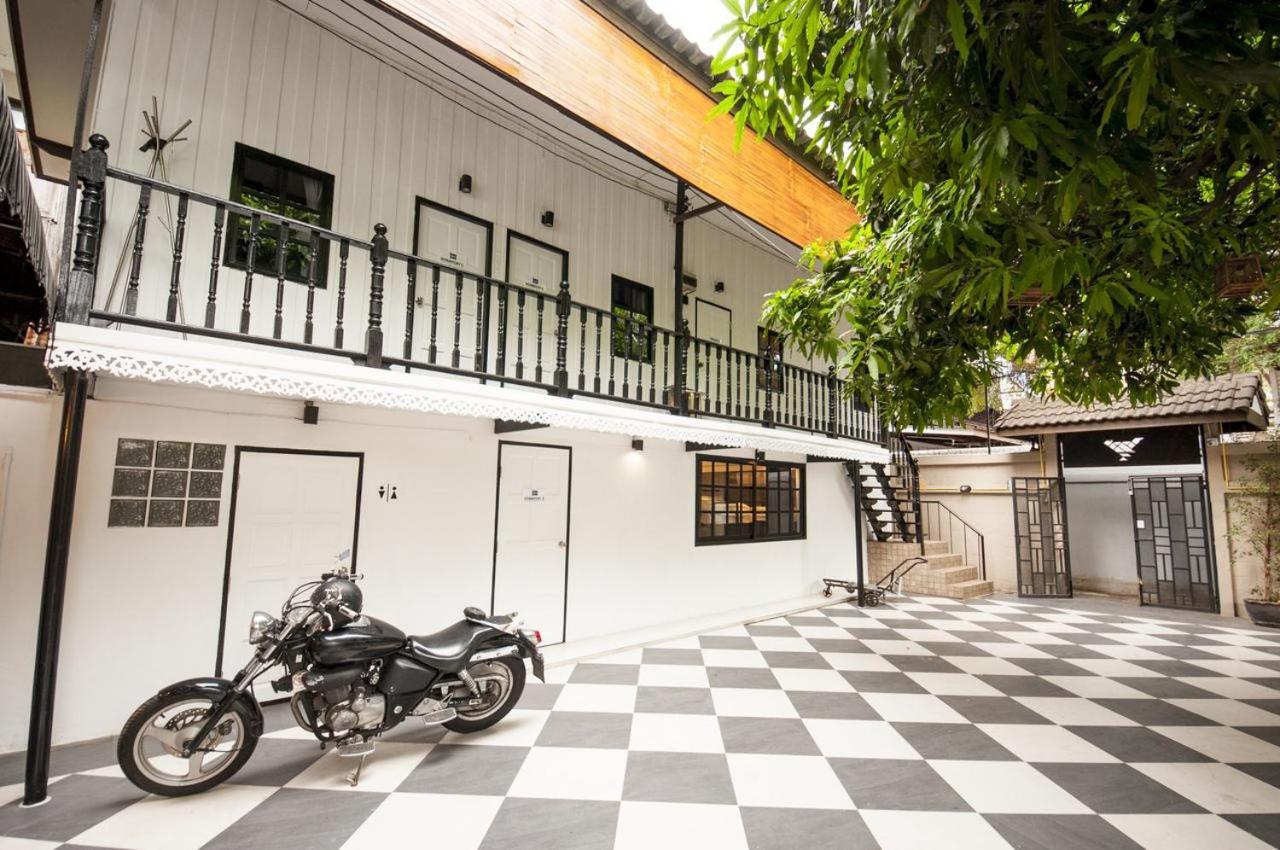 The Hidden House Hostel Bangkok Bagian luar foto