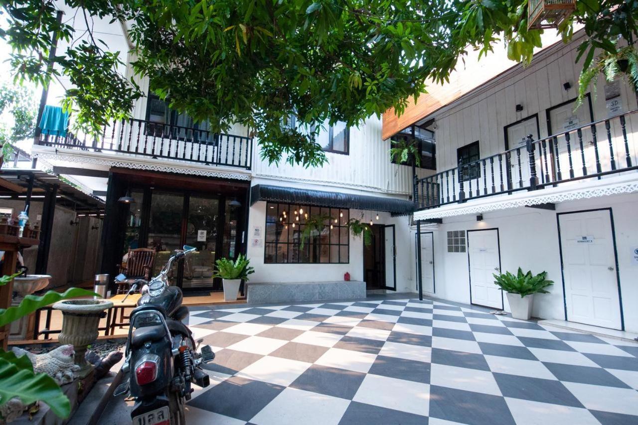 The Hidden House Hostel Bangkok Bagian luar foto