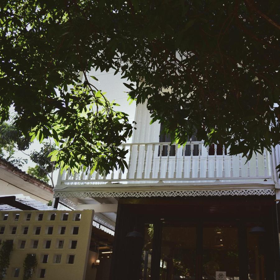 The Hidden House Hostel Bangkok Bagian luar foto