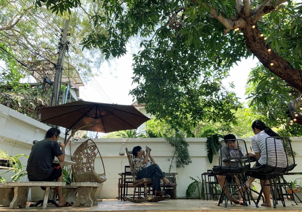 The Hidden House Hostel Bangkok Bagian luar foto